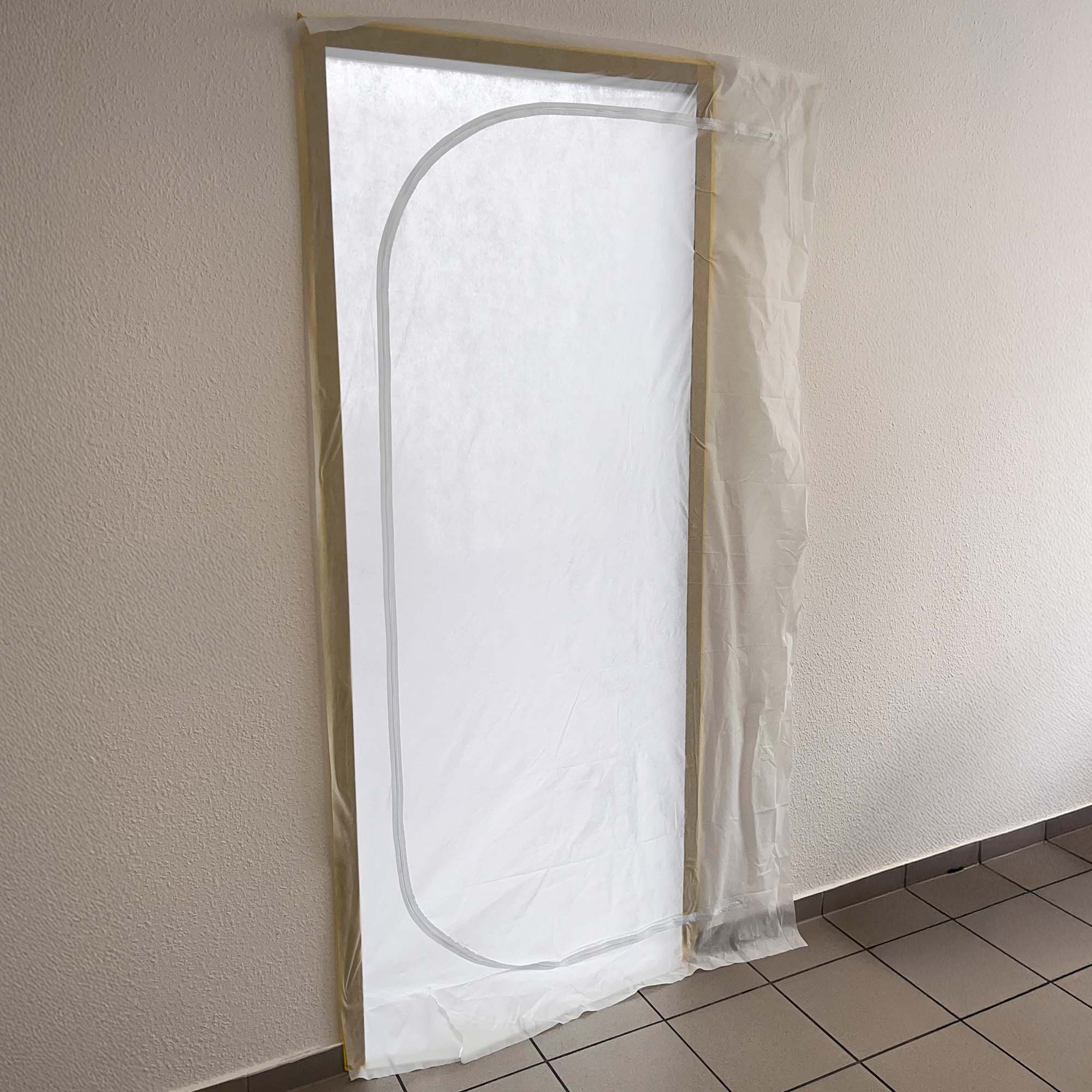 Montierte Staubschutztür aus Vlies von Zero Dust mit C-förmigem Reißverschluss, 220 x 120 cm, zur Abschottung von Arbeitsbereichen bei Renovierung und Schutz vor Staub