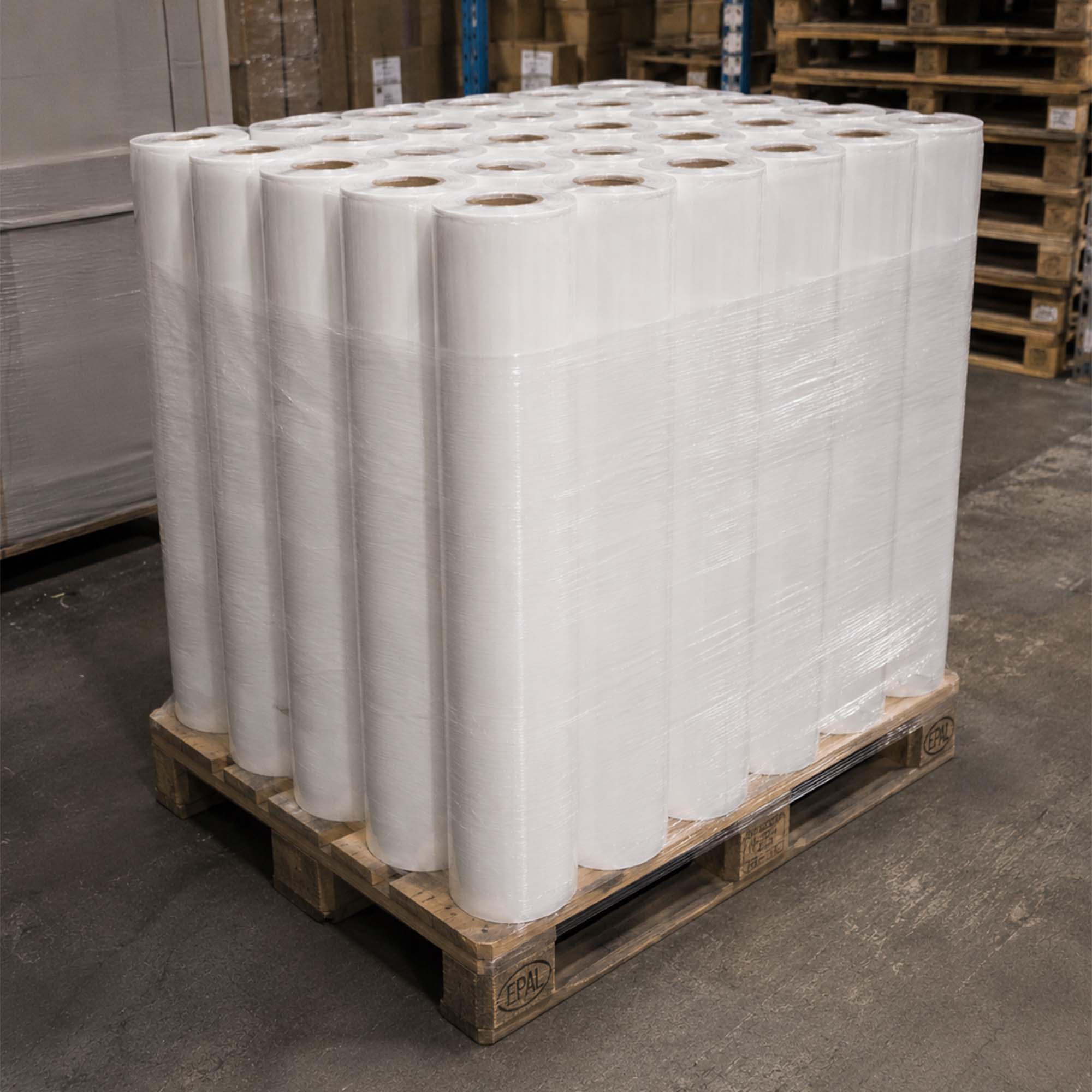 Palette mit weißen Rollen der Zero Dust Milchtütenpapier Abdeckpappe, beidseitig PE-beschichtet, 220–280 g/m², 50 m², für wasserfesten Bodenschutz auf Baustellen
