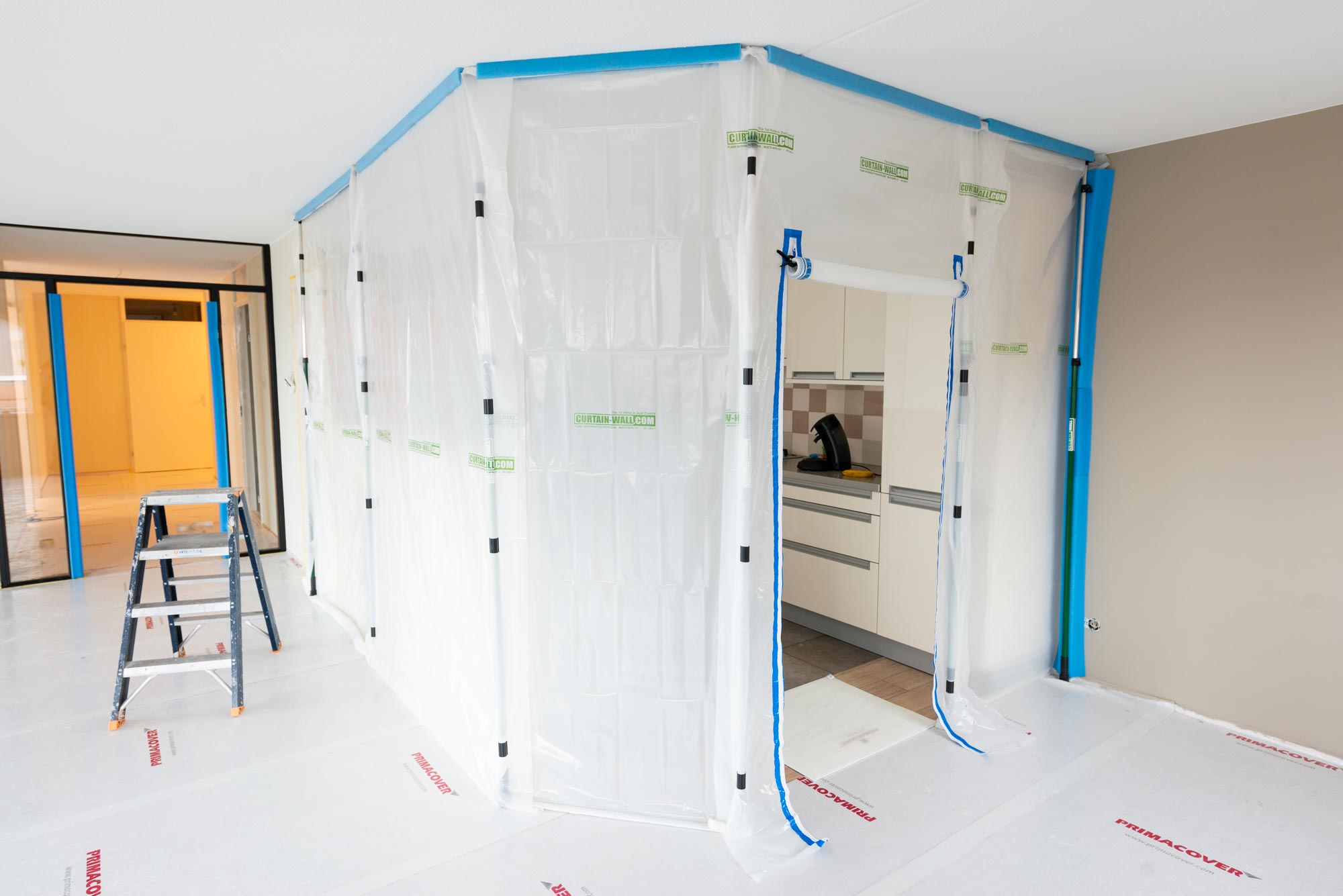 Curtain-Wall-Staubschutzwand-Anwendung-03 Curtain-Wall Staubschutzwand System Starterkit 4,5 m x 4 m