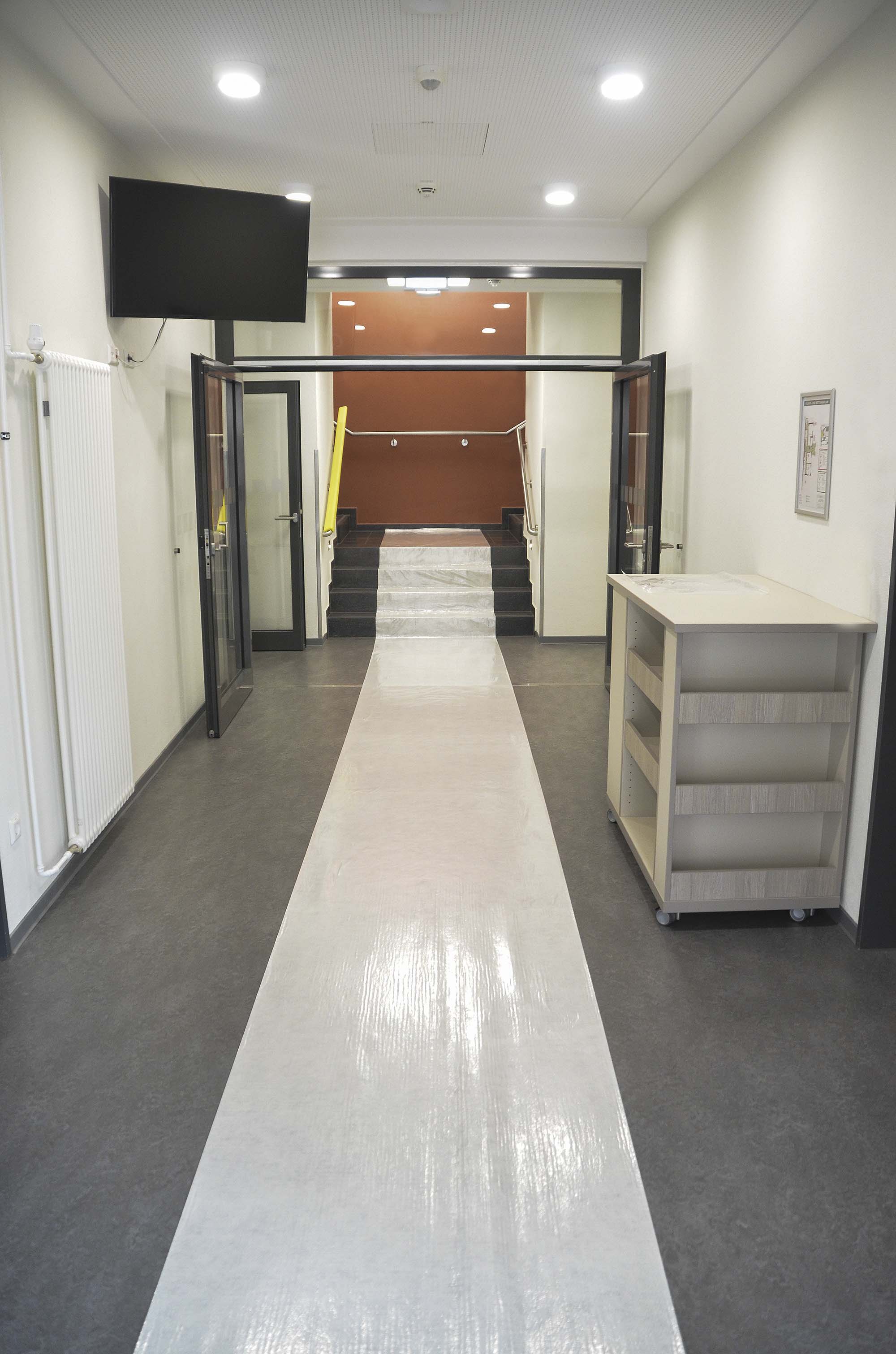 zero-dust-abdeckvlies-selbsthaftend-1-x-50-m-mit-folienoberseite-180-g-treppturbo180-100-zd-50100-_4IuxuLD7Wm7fJV Abdeckvlies selbsthaftend mit Folienoberseite TreppTurbo140 25/100 - Anwendung Bodenschutz Laufwege