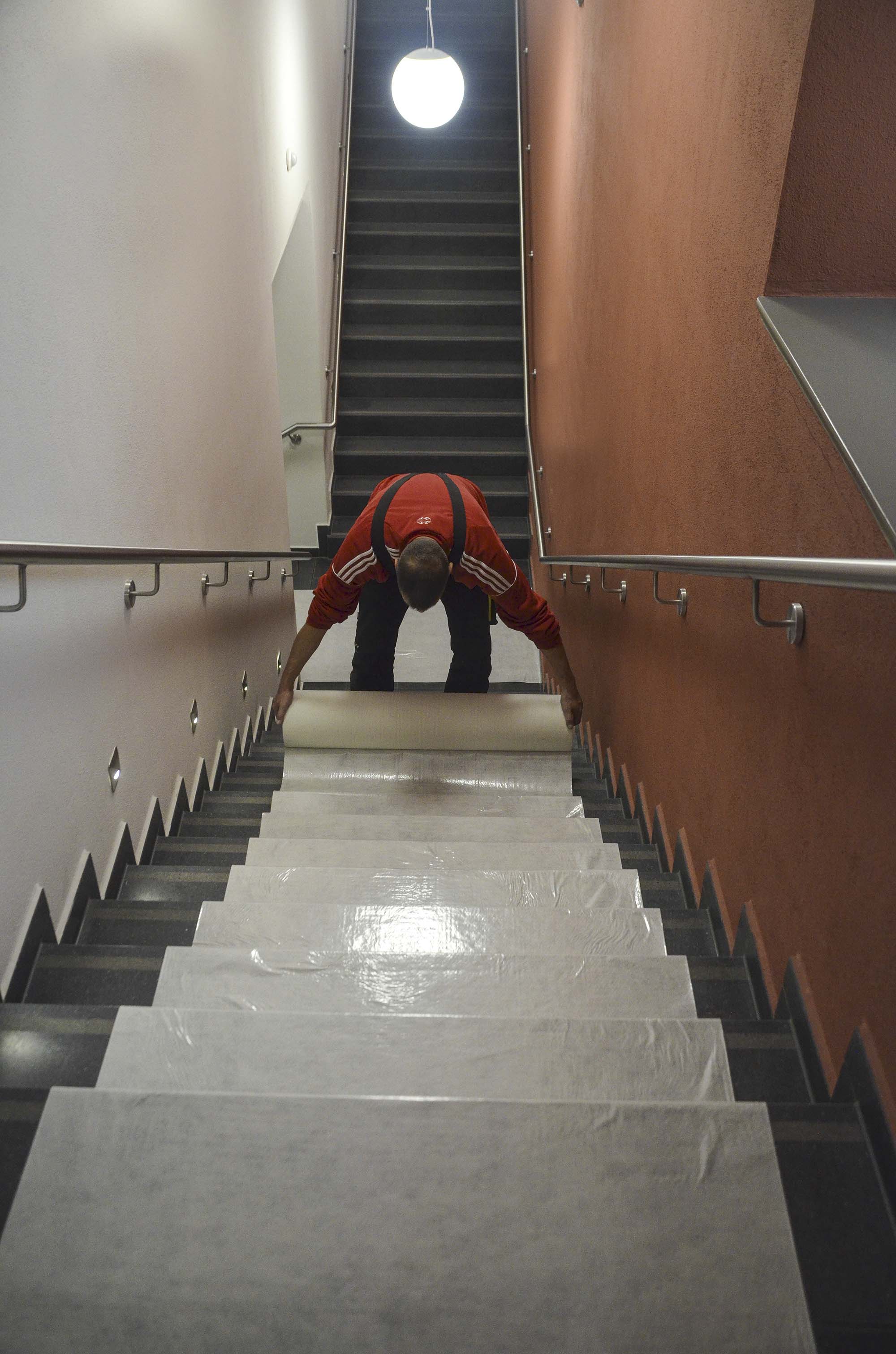 zero-dust-abdeckvlies-selbsthaftend-1-x-50-m-mit-folienoberseite-180-g-treppturbo180-100-zd-50100-_3Ks8XIZcigPOoz Abdeckvlies selbsthaftend mit Folienoberseite TreppTurbo140 25/100 - Anwendung Treppenschutz