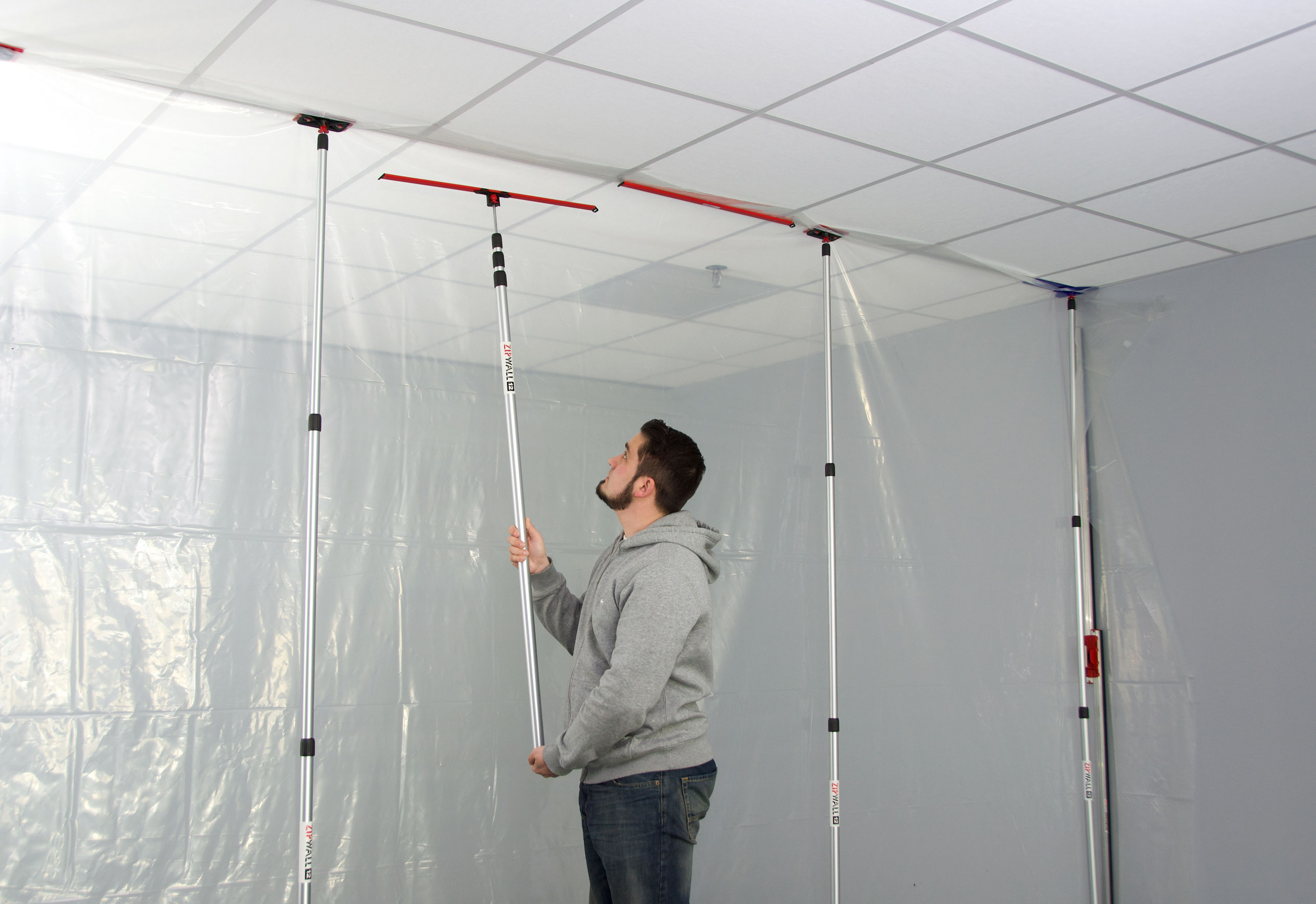 zipwall_deckenmagnet_anwendung_web ZipWall® Magnetstreifen mit Applikator für abgehängte Decken