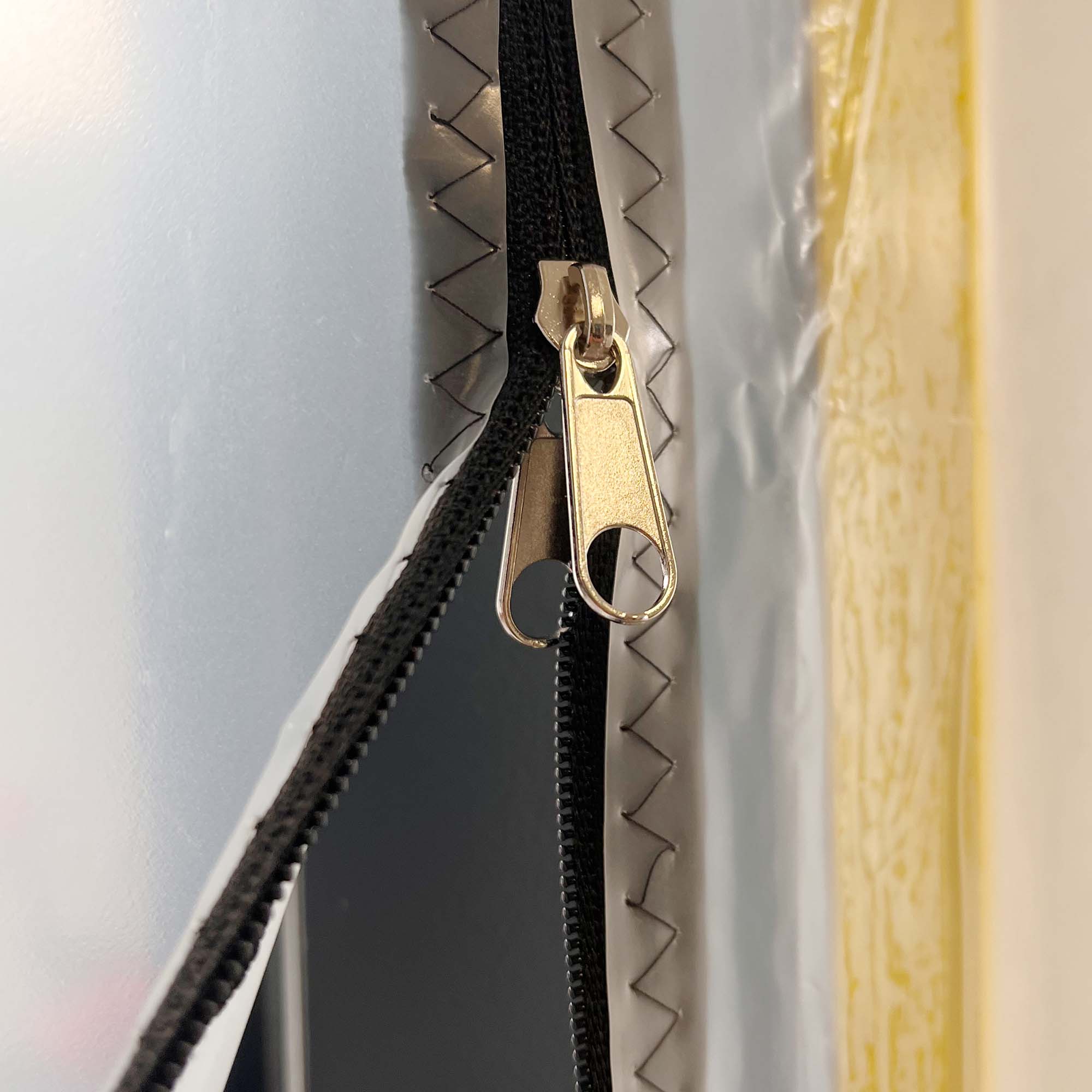 Detailaufnahme des U-förmigen Reißverschlusses der Zero Dust Staubschutztür aus Folie 220 x 120 cm, ideal als Schmutzschleuse zum Staubschutz auf Baustellen