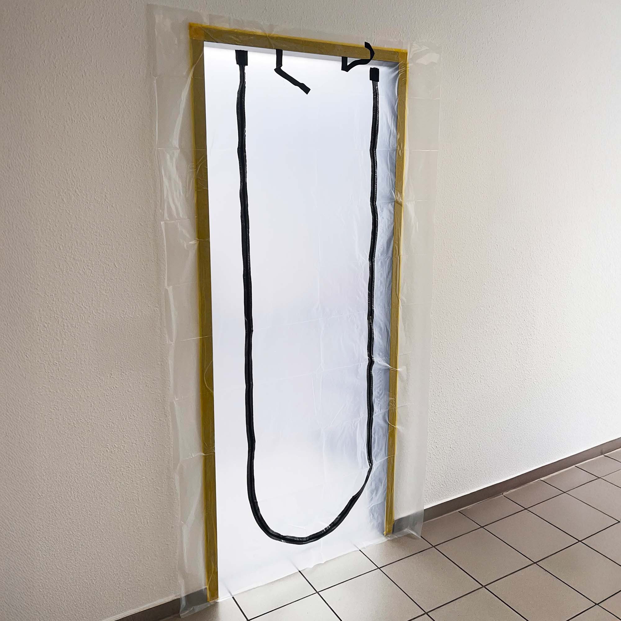 Zero Dust Staubschutztür aus Folie 220 x 120 cm mit U-förmigem Reißverschluss, montiert in einer Türöffnung als Schmutzschleuse gegen Staub bei Bau-, Renovierungs- und Sanierungsarbeiten