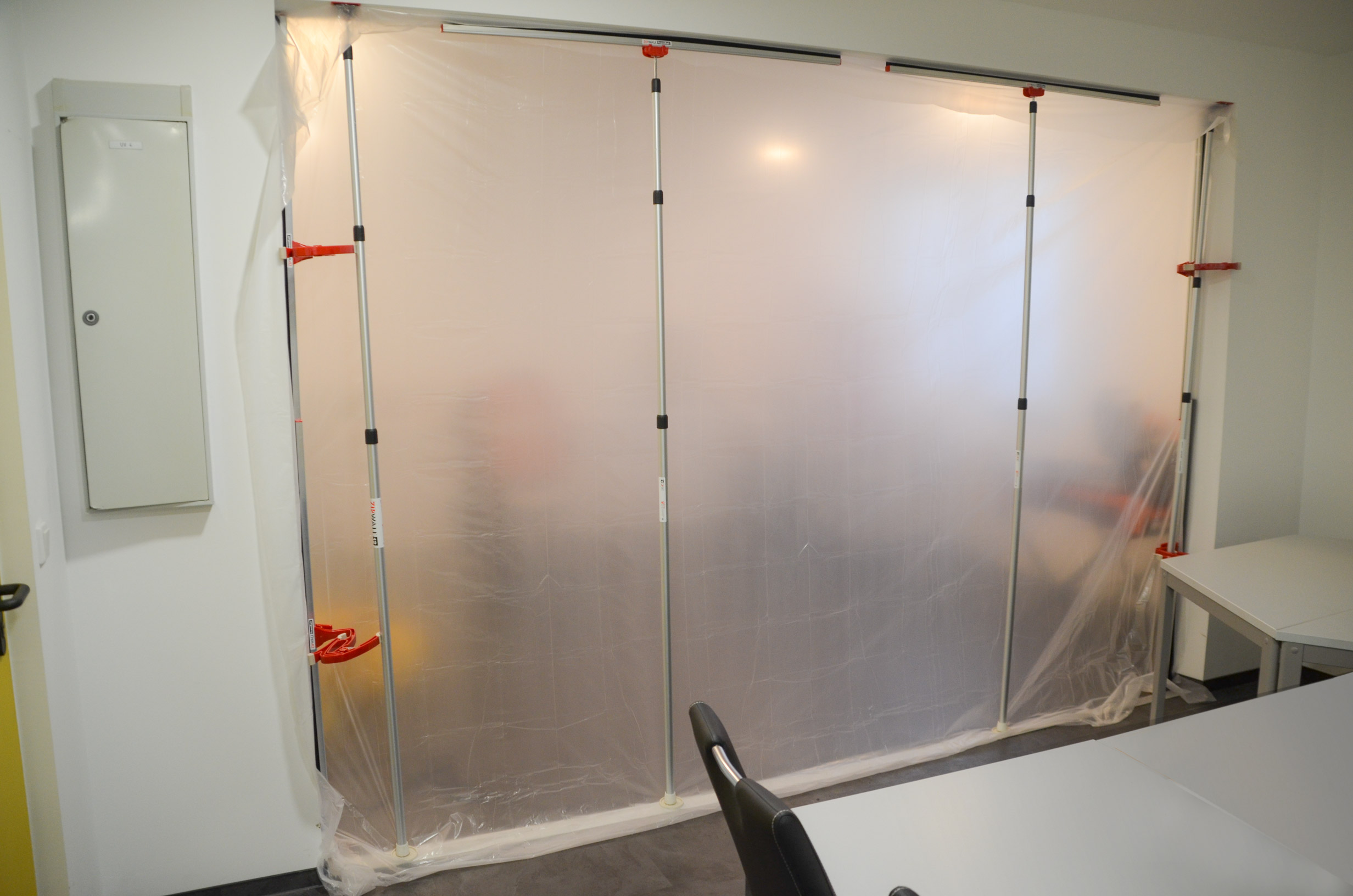 ZipwallProfiSanierersetaufgebautweb ZipWall® Staubschutzwand "Profi-Sanierer-Paket 1" Länge 5,00 m komplett mit Dichtschienen