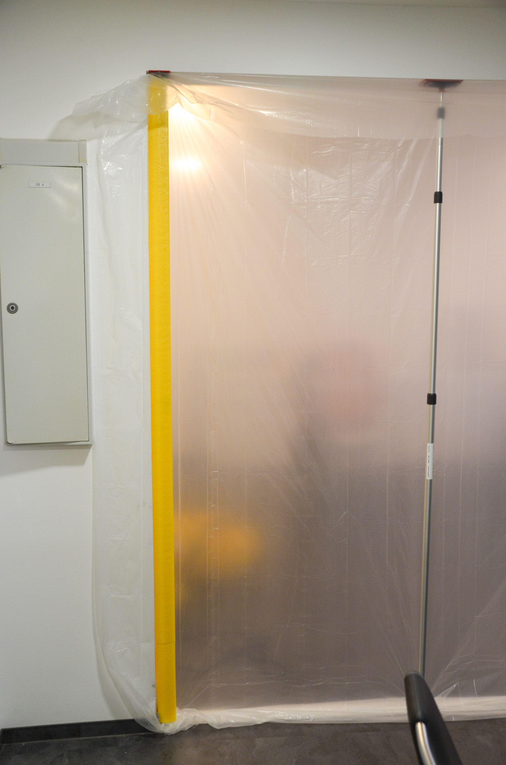 Zipwall_Starter_set_aufgebaut_dichtprofil_web