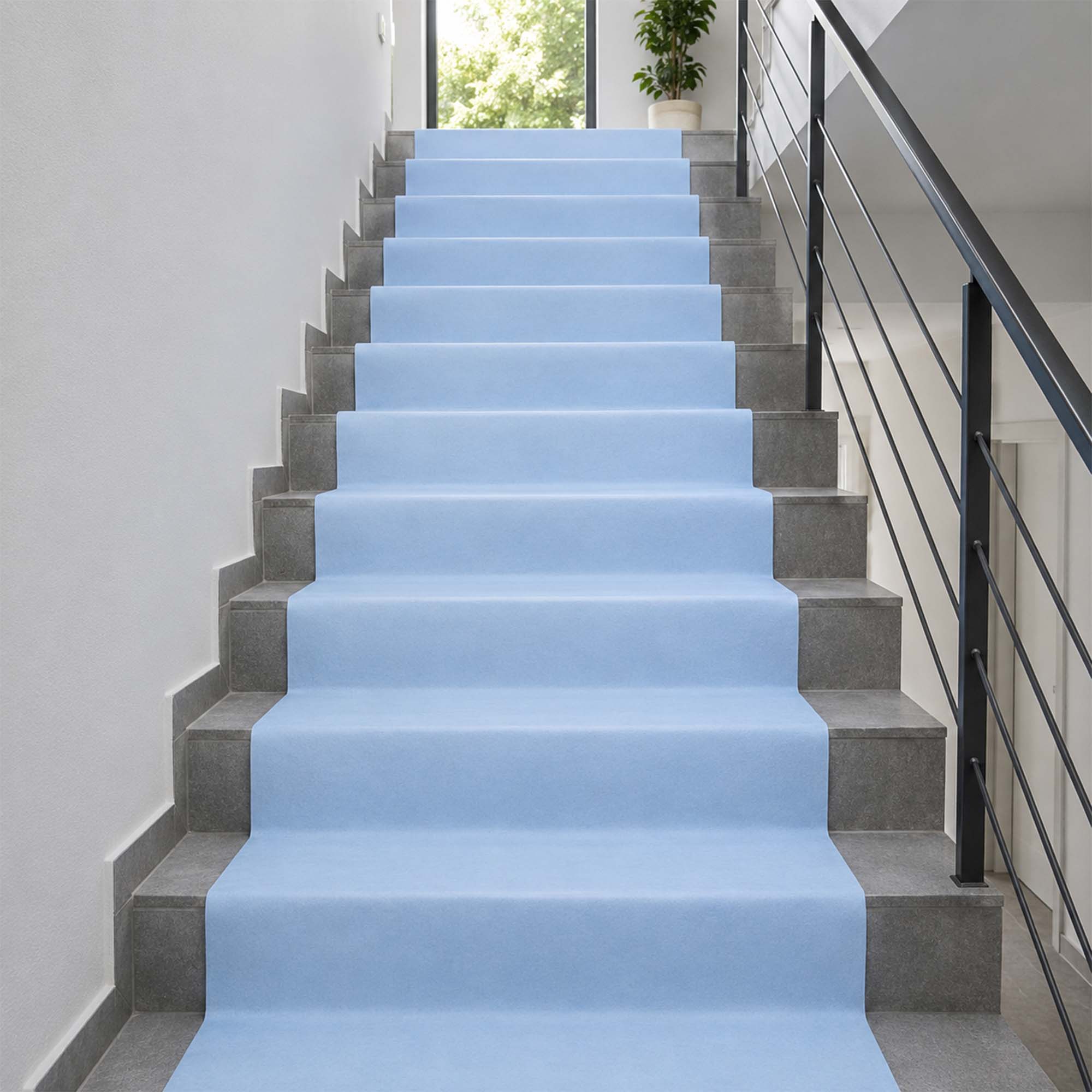 Zero Dust AktivDefend selbsthaftendes, atmungsaktives Abdeckvlies 160 g/m² als Schutz auf einer gefliesten Treppe, ideal für frisch verlegte Böden und empfindliche Oberflächen.