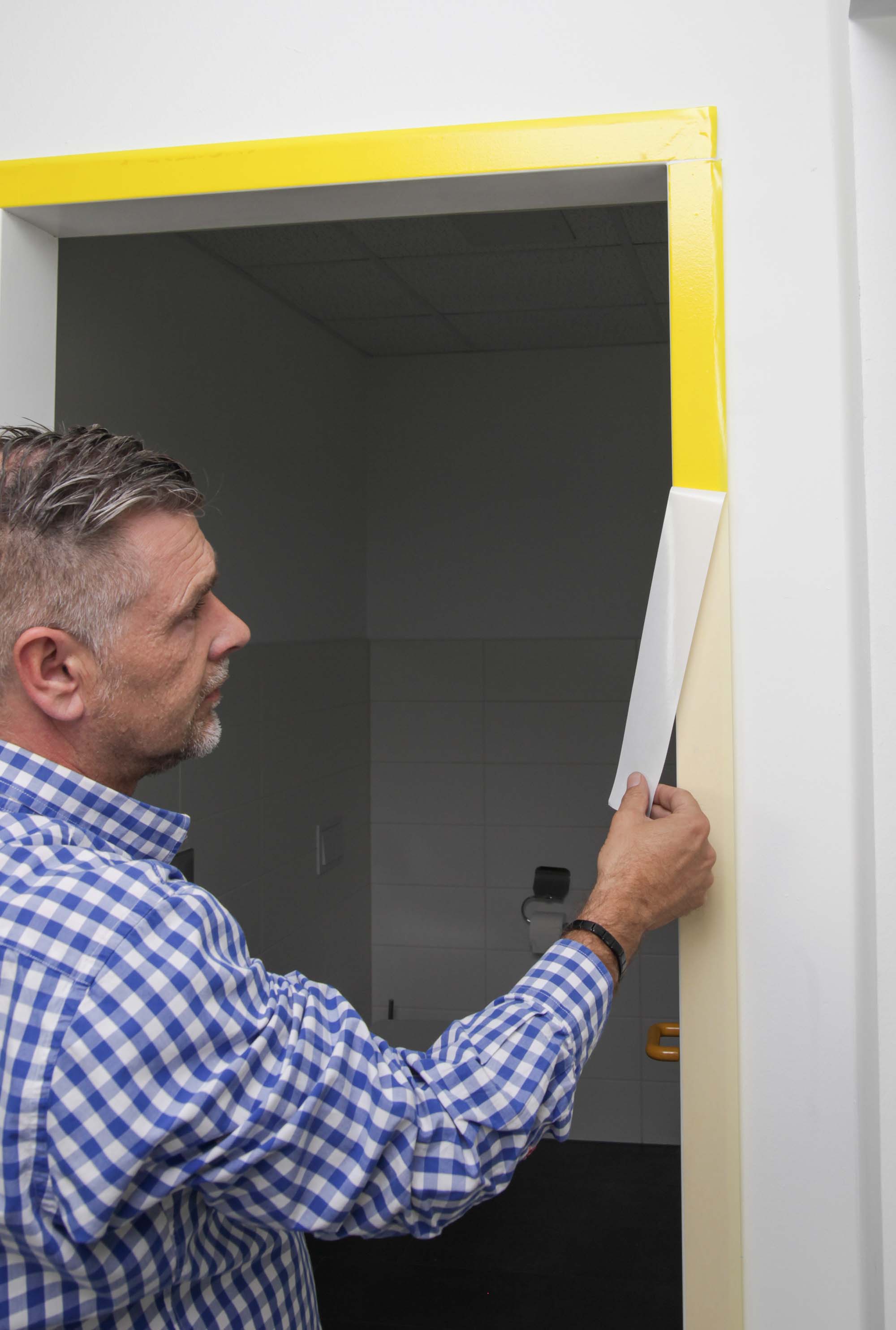 zero-dust-folien-staubschutztuer-mit-zwei-reissverschluessen-210-x-110-cm-zd-folientuer2-_6q196GdY6Y1nmq Folien Staubschutztür - Montage Schritt 2: Doppelseitiges Klebeband anbringen