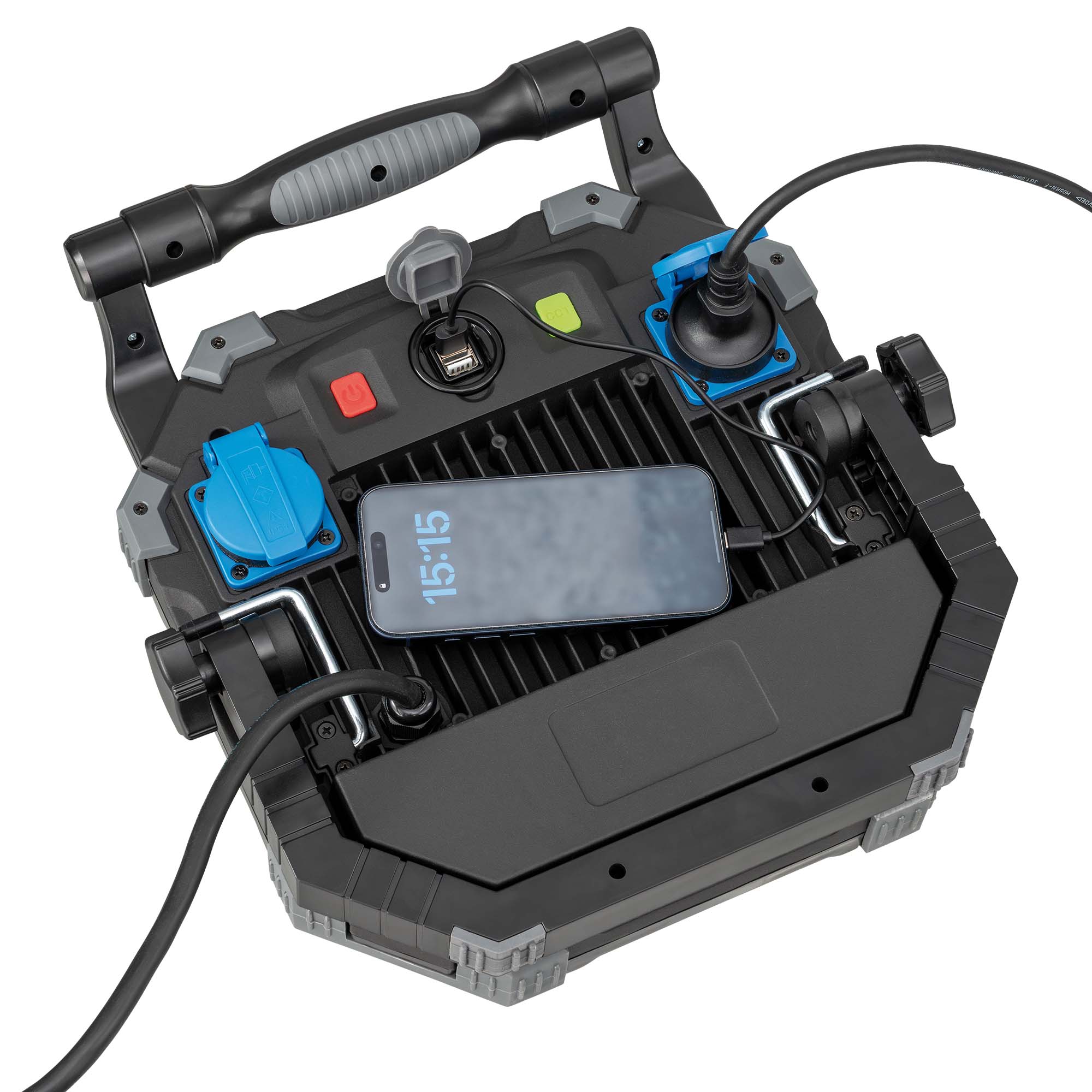 Detailansicht eines mobilen Stromverteilers mit Tragegriff, USB-Port und Steckdosen; ein Smartphone wird per Ladekabel angeschlossen