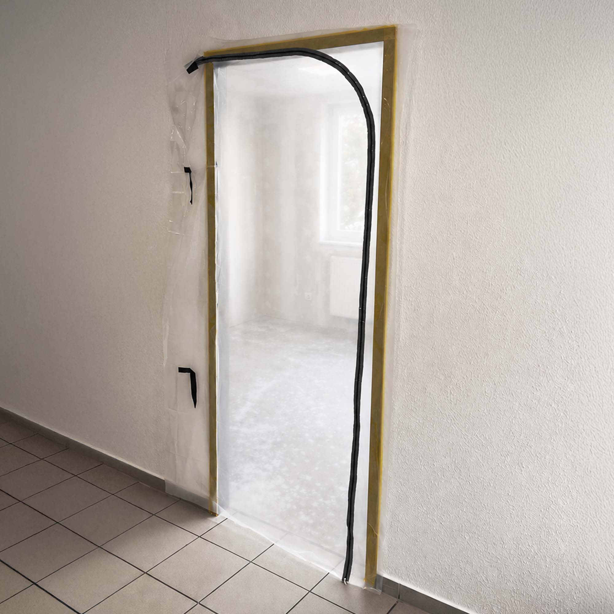 Transparente Zero Dust Staubschutztür aus Folie mit L-Reißverschluss, schwellenlos montiert in einer Türöffnung, 220 x 120 cm, ideal als Schmutzschleuse auf Baustellen und bei Renovierung.